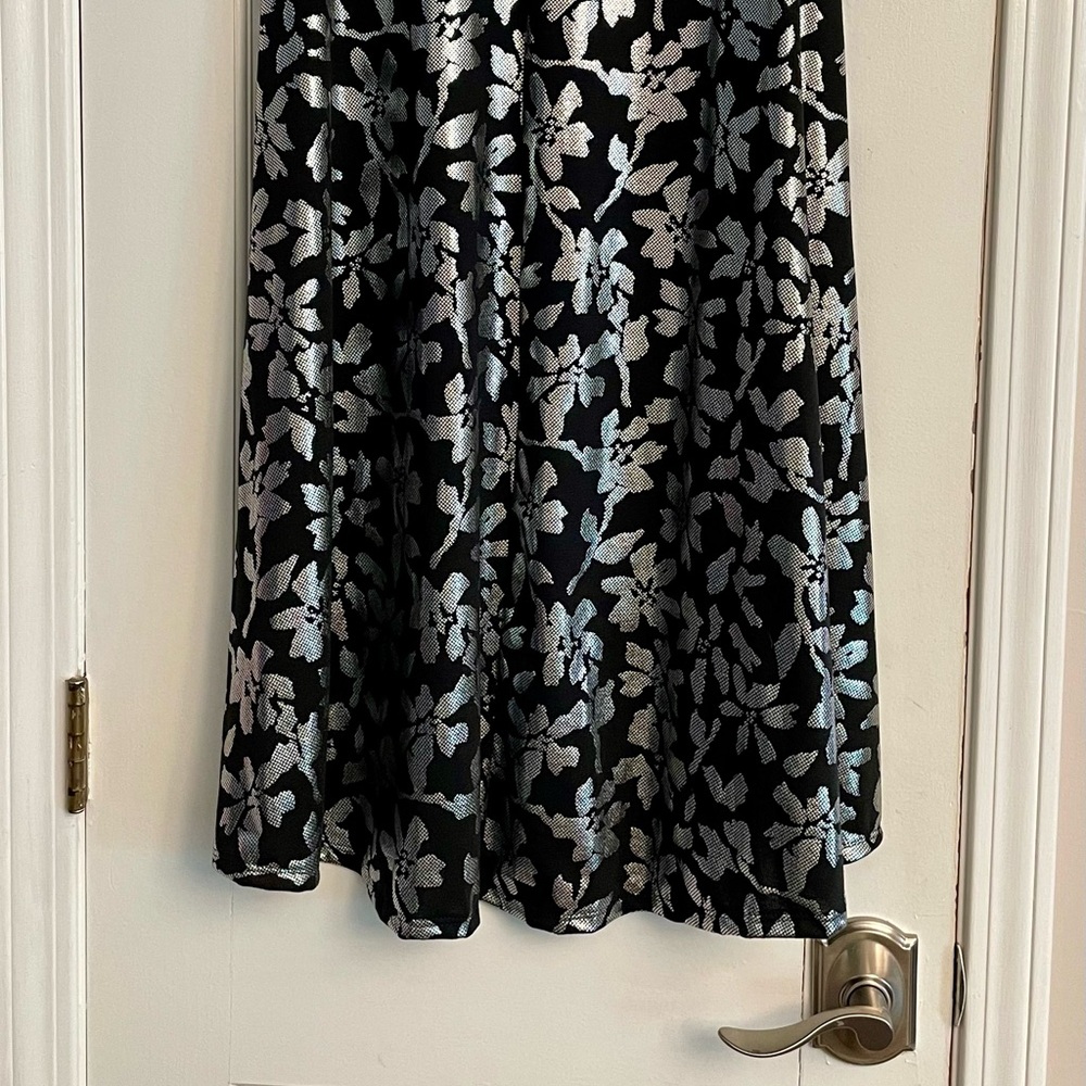 Gorgeous XS Black & Silver Floral LuLaRoe Elegant Carly Swing Dress Fits 2 to 8 - Picture 9 of 11